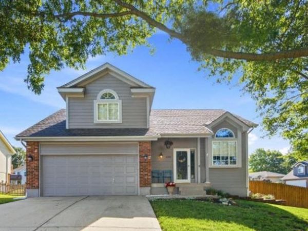 4301 NW Cortland Drive, Blue Springs, MO 64015