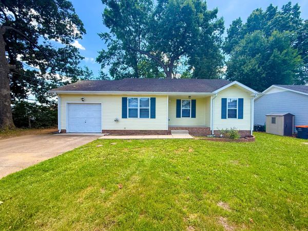 952 Princeton Dr, Clarksville, TN 37042