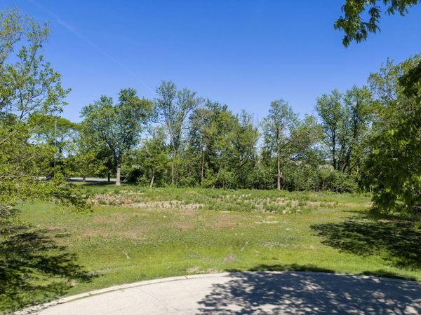 1 High Point Circle , Hawthorn Woods, IL 60047