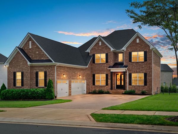 1005 Keeneland Dr, Gallatin, TN 37066