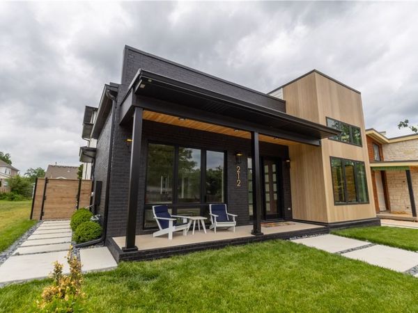 212 SW Glover Street , Bentonville, AR 72712