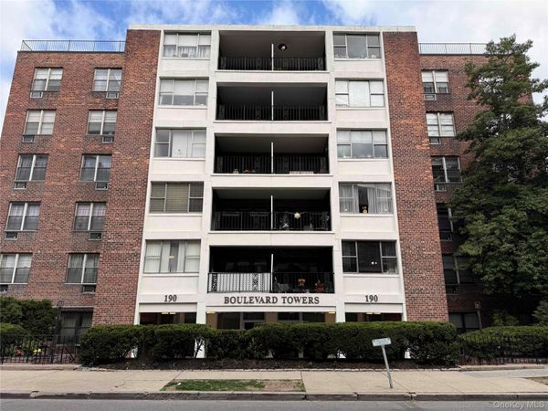 190 First Street , Unit 1J, Mineola, NY 11501