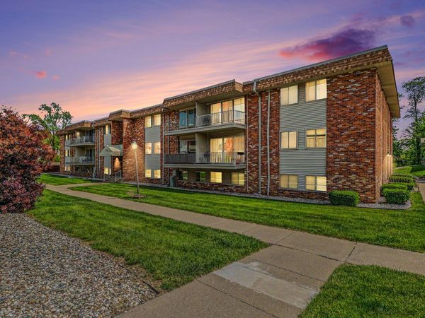 734 W Kilgore Road, Unit 303, Kalamazoo, MI 49008