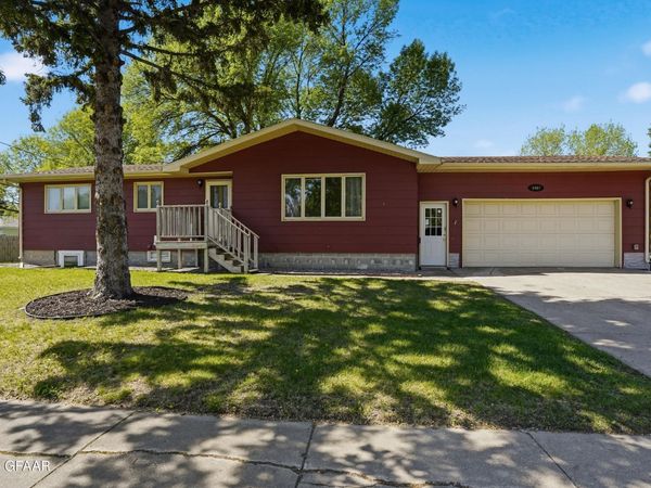 2407 9TH Avenue S, Grand Forks, ND 58201
