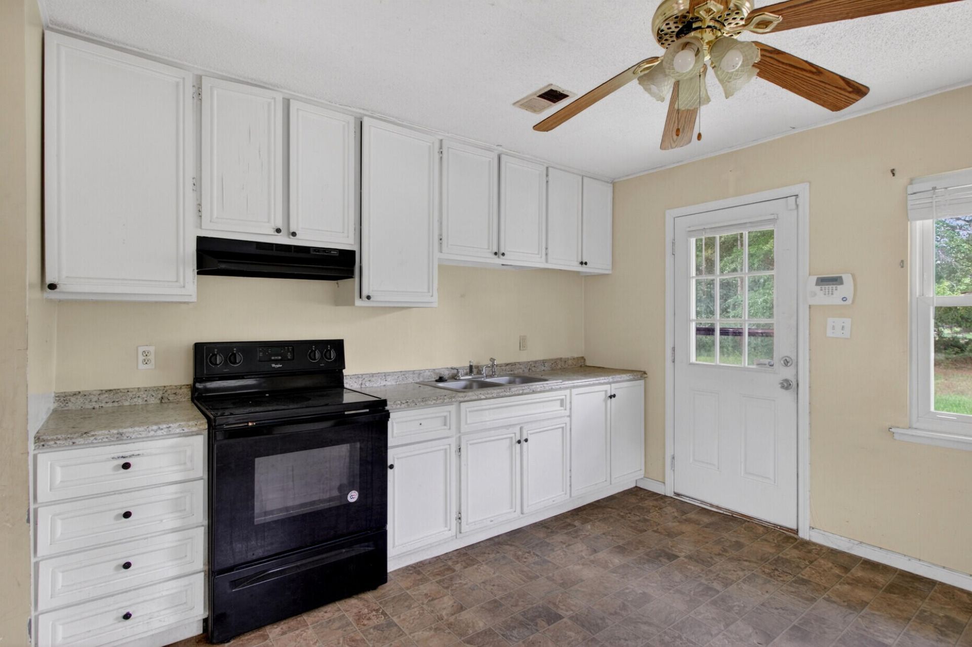 102 Montegue Street Photo 15