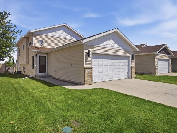 4825 50th Avenue S, Fargo, ND 58104