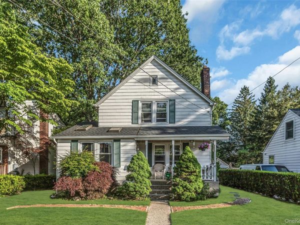 38 Macgregor Avenue , Roslyn Heights, NY 11577