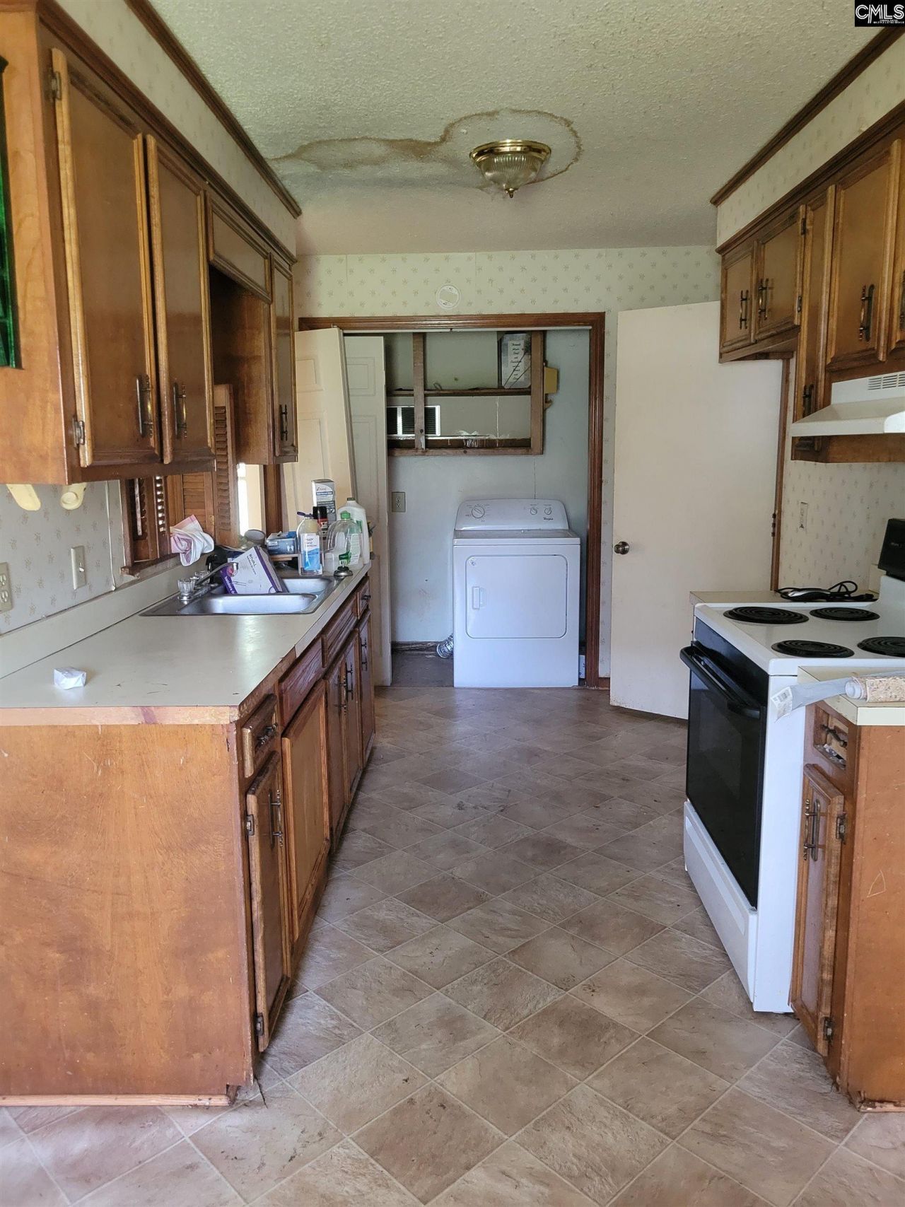 8416 Little John Drive  Photo 4