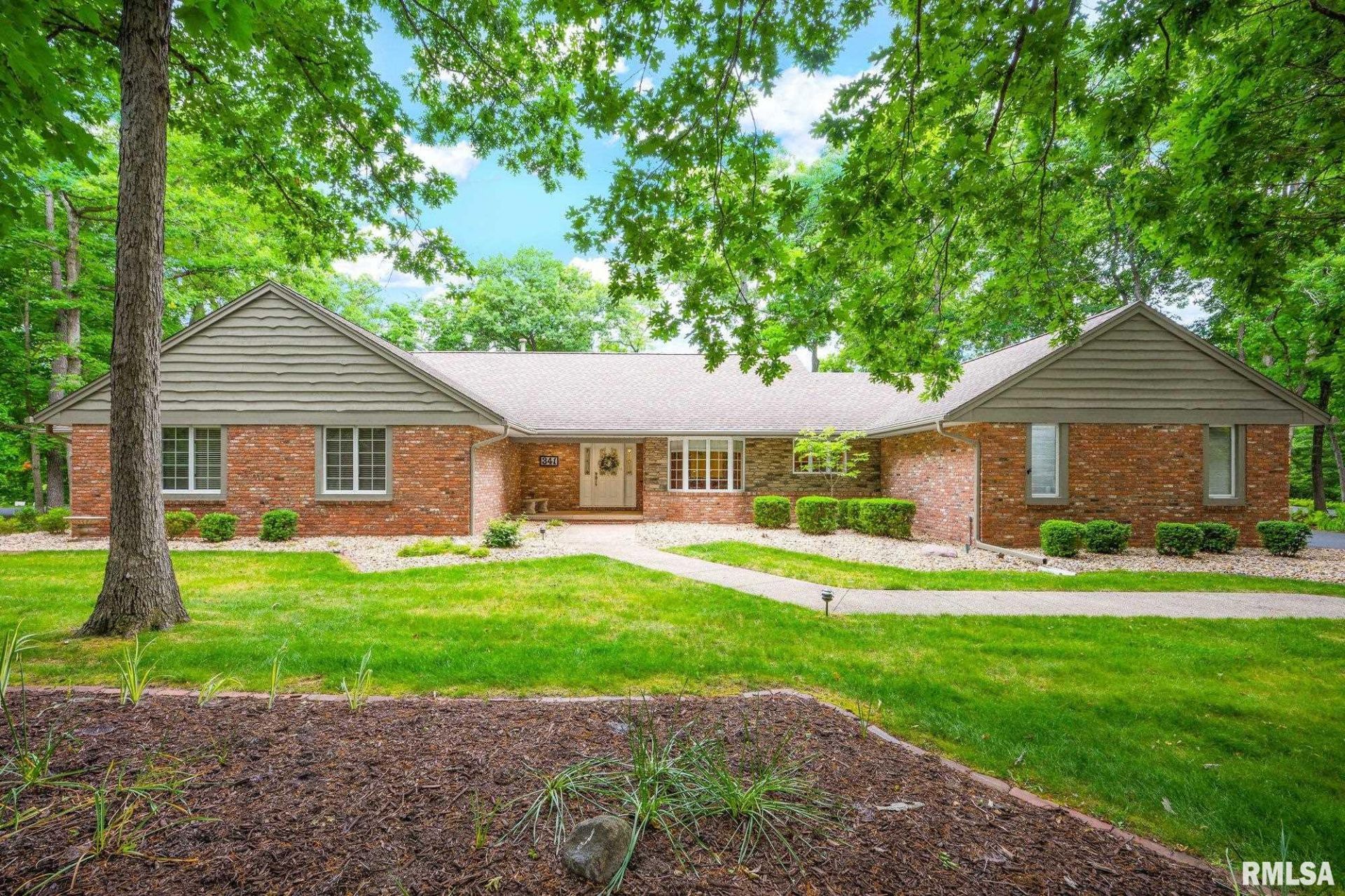 341 W Ravinwoods Road, Peoria, IL 61615 Main Photo