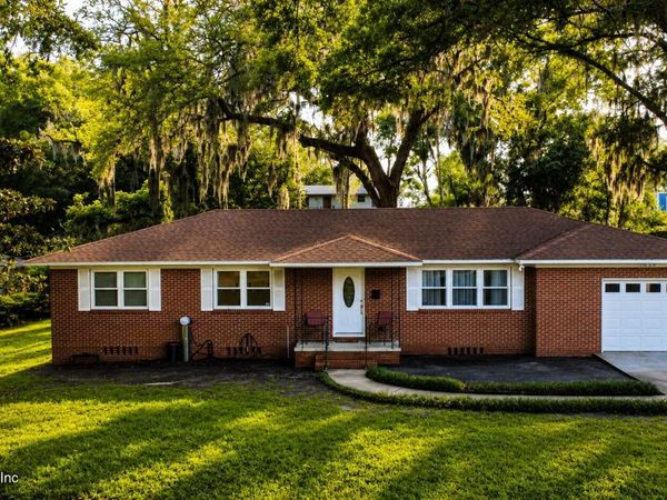 1050 CHAPEAU Road, Jacksonville, FL 32211