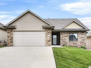 10615 Hillcrest Drive, La Vista, NE 68128