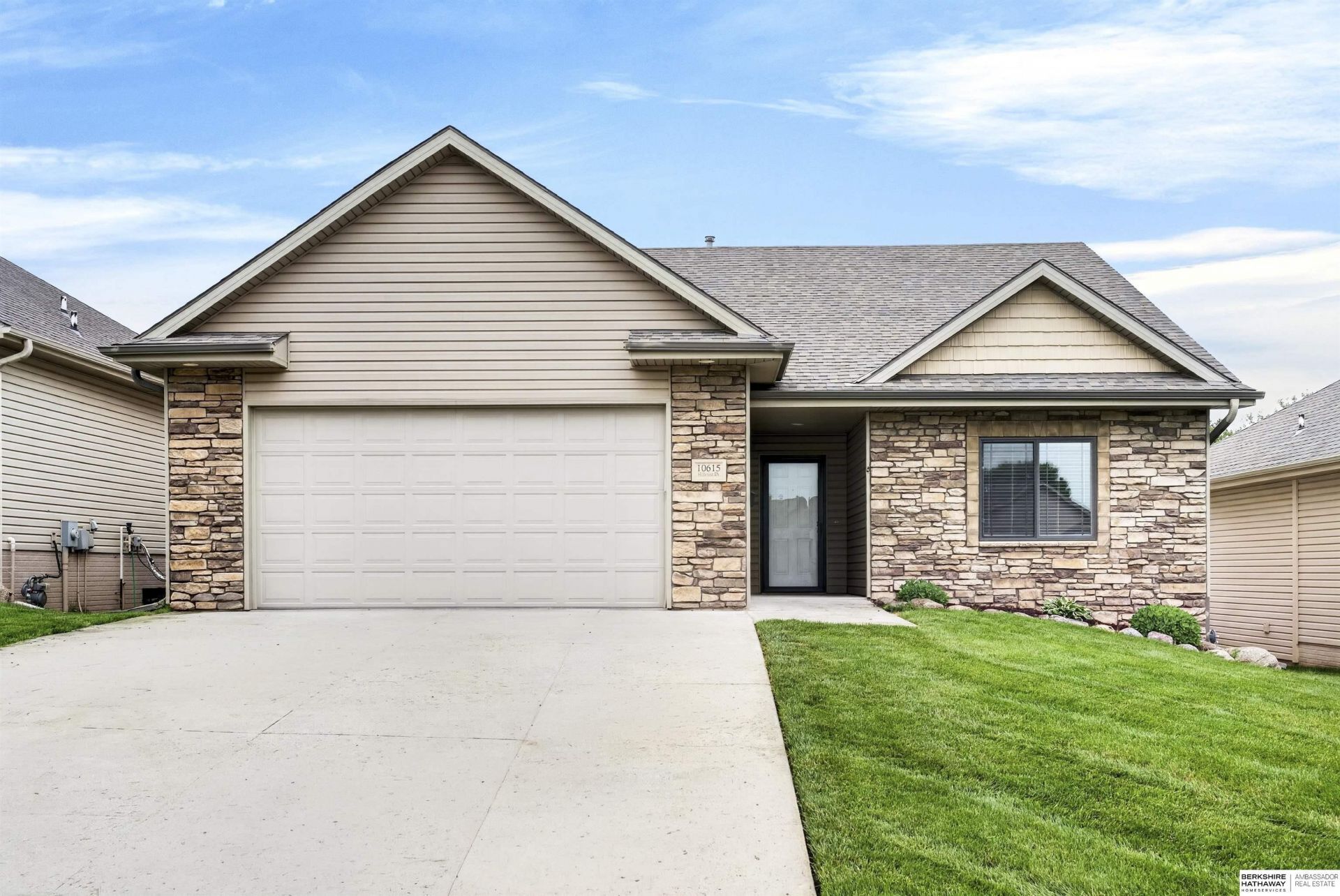 10615 Hillcrest Drive, La Vista, NE 68128 Main Photo