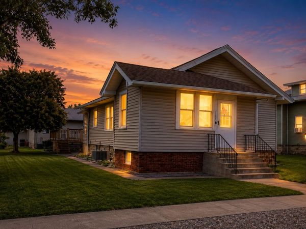 105 Grant Avenue , Lowden, IA 52255
