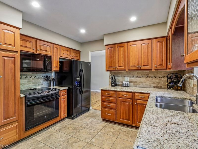 8628 Cedar Road, Chesterland, OH 44026 Photo 12