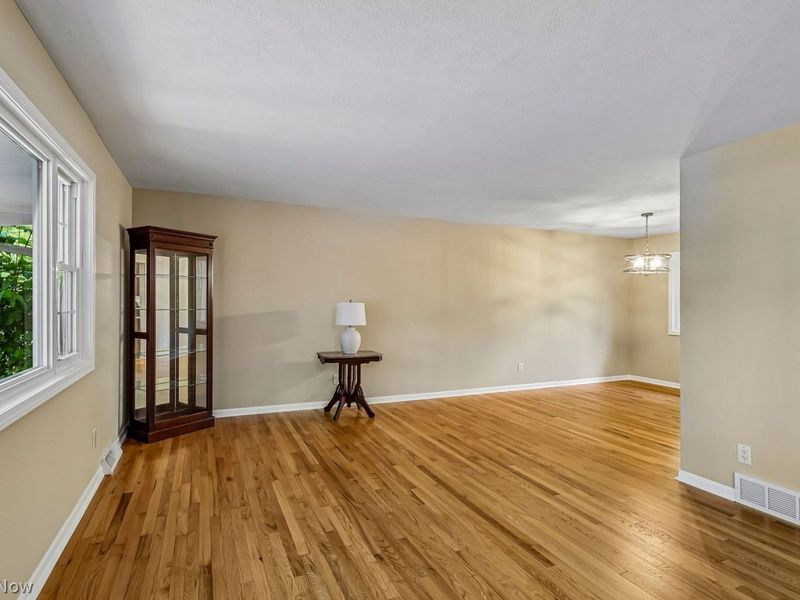 8628 Cedar Road, Chesterland, OH 44026 Photo 2