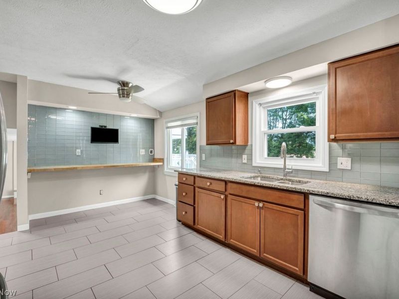 13988 Bennington Boulevard, Middleburg Heights, OH 44130 Photo 12