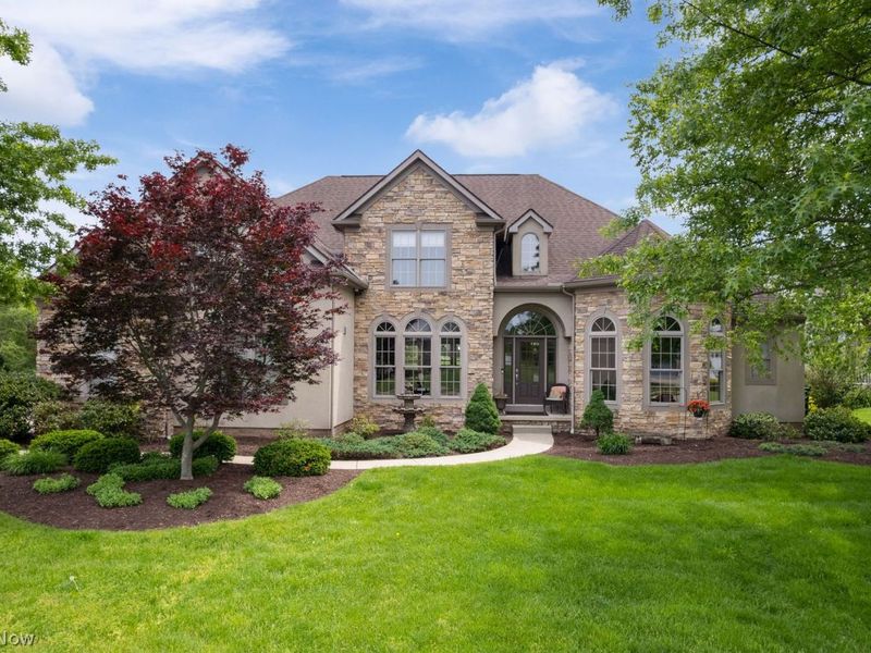 910 Braemar Circle NE, North Canton, OH 44720 Photo 2