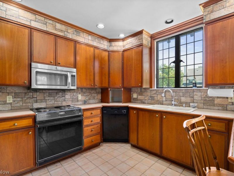 1021 Park Avenue, Elyria, OH 44035 Photo 12