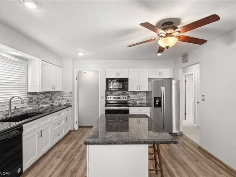 541 Orchardview Avenue, Seven Hills, OH 44131 Photo 3