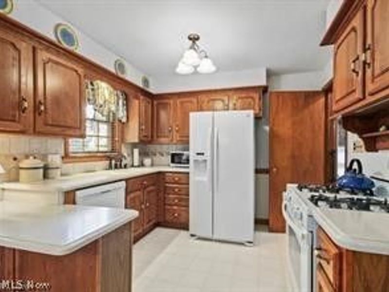 465 W Omar Street, Struthers, OH 44471 Photo 2