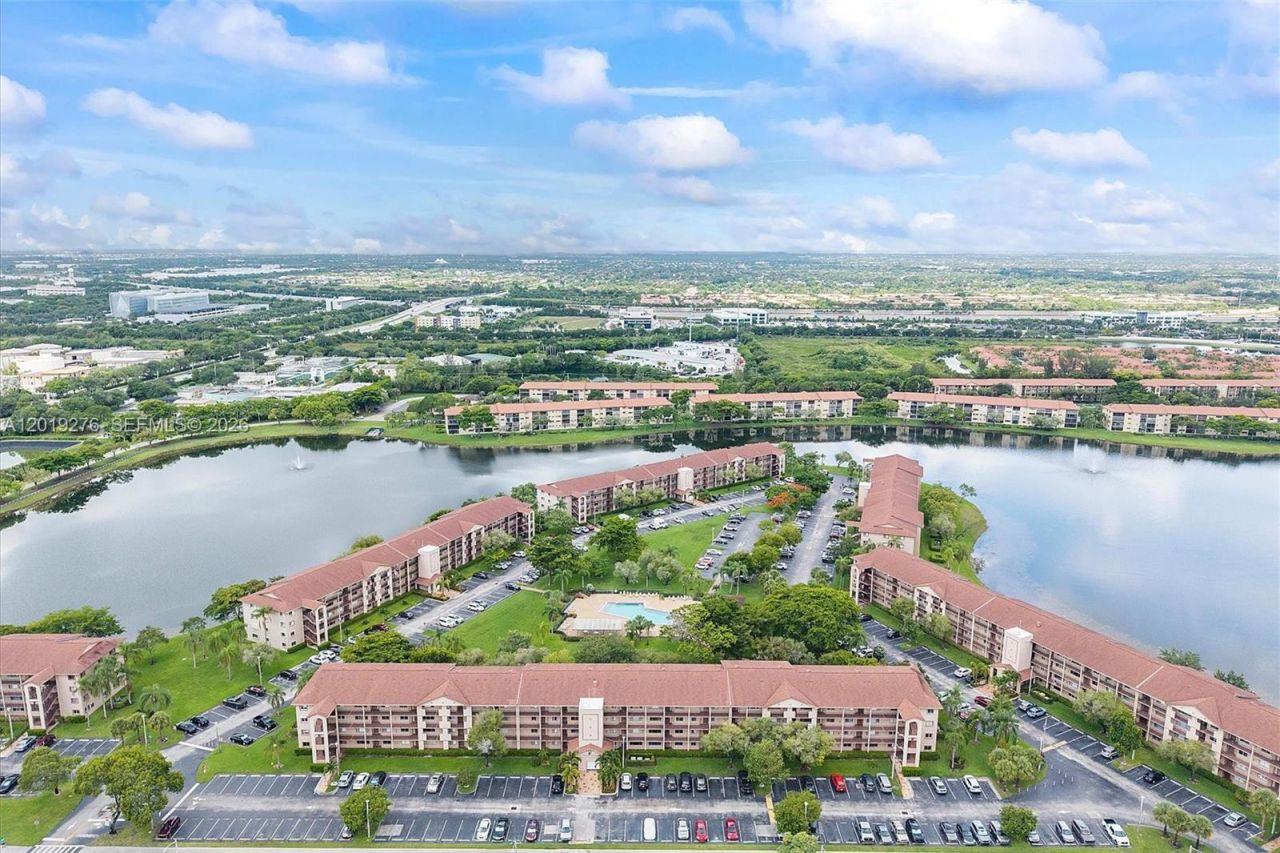 13700 SW 14th St , Unit 411D, Pembroke Pines, FL 33027 Photo