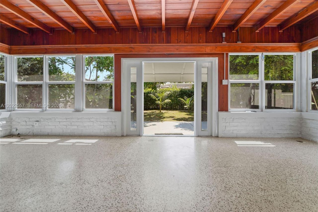 8927 Carlyle Ave, Surfside, FL 33154 Photo