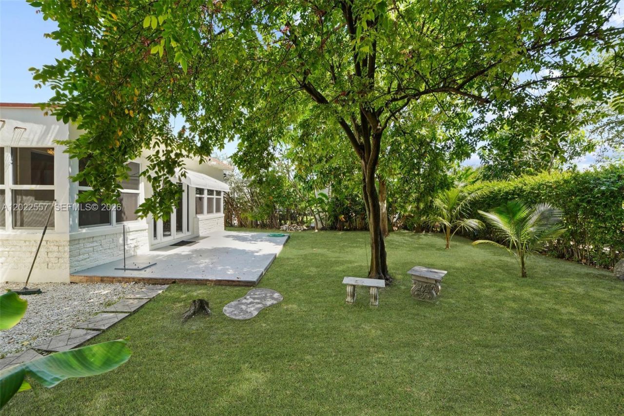 8927 Carlyle Ave, Surfside, FL 33154 Photo