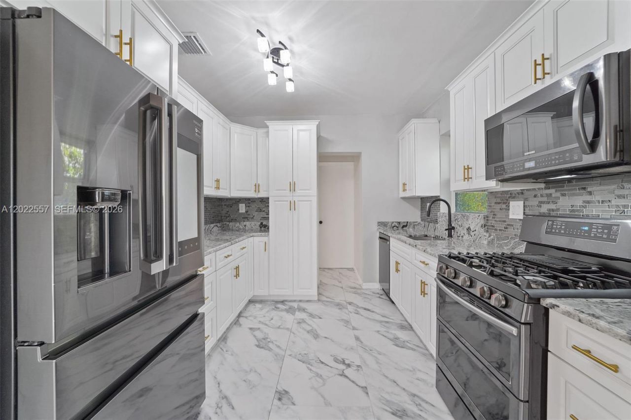 8927 Carlyle Ave, Surfside, FL 33154 Photo