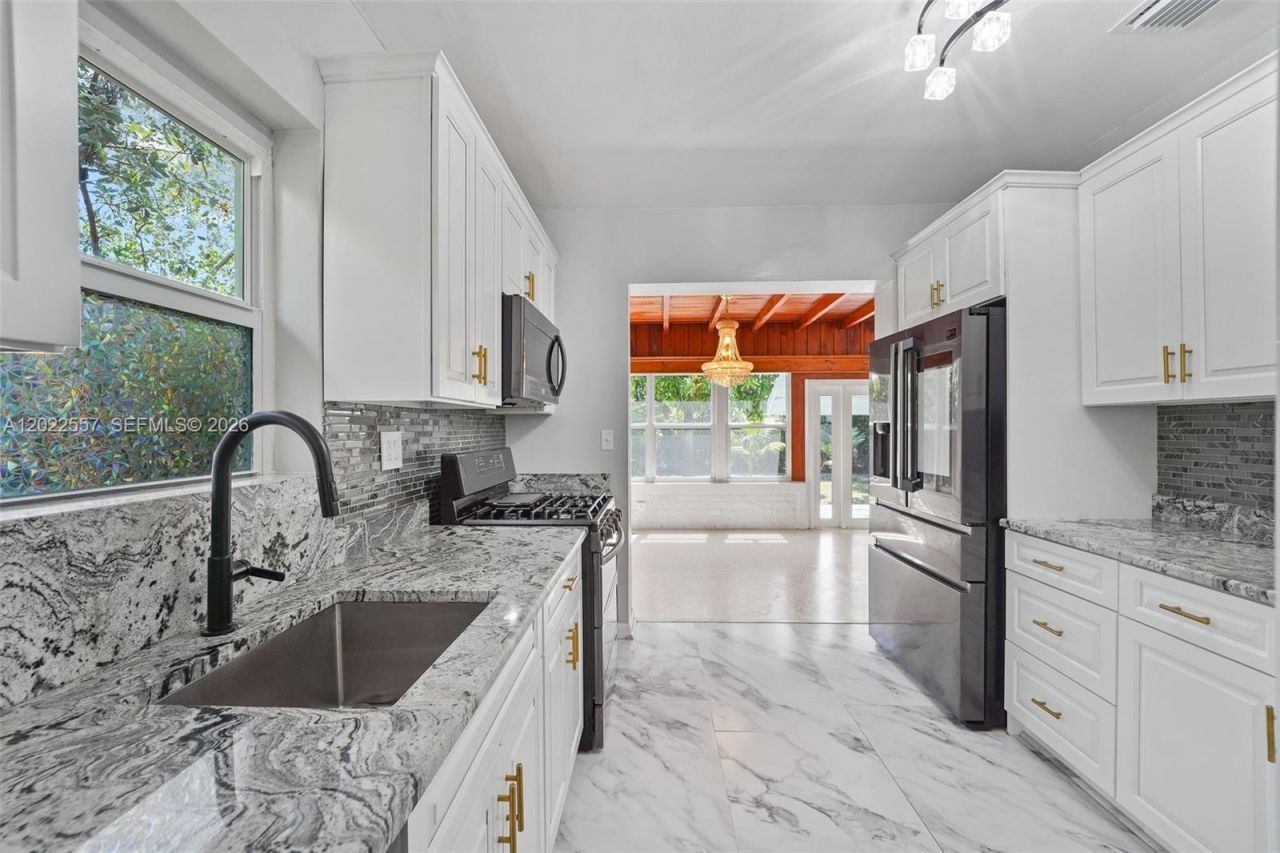 8927 Carlyle Ave, Surfside, FL 33154 Photo