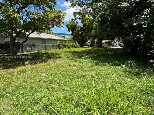 665 NW 43rd St, Miami, FL 33127