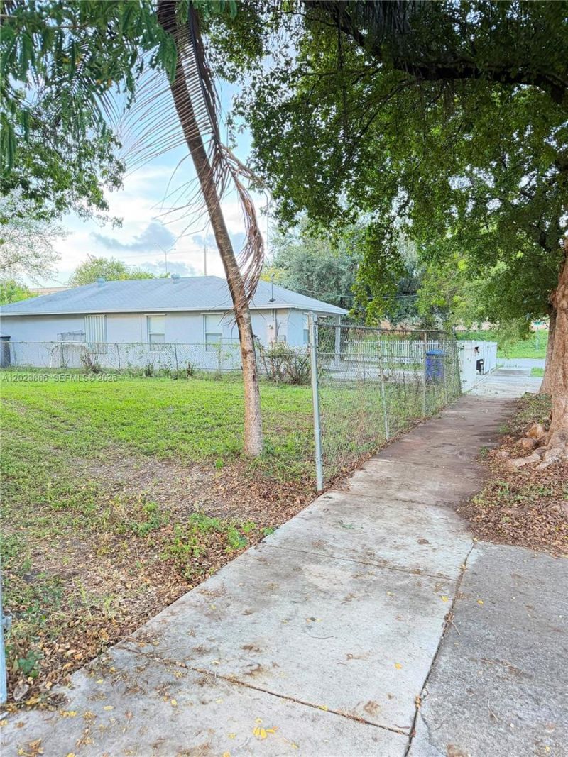 665 NW 43rd St, Miami, FL 33127 Photo