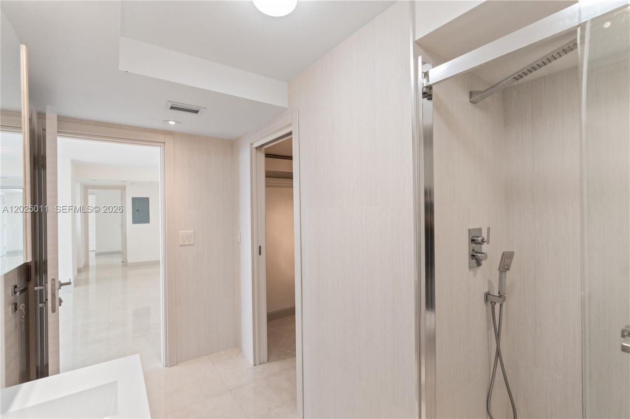 250 174th St , Unit 1620, Sunny Isles Beach, FL 33160 Photo