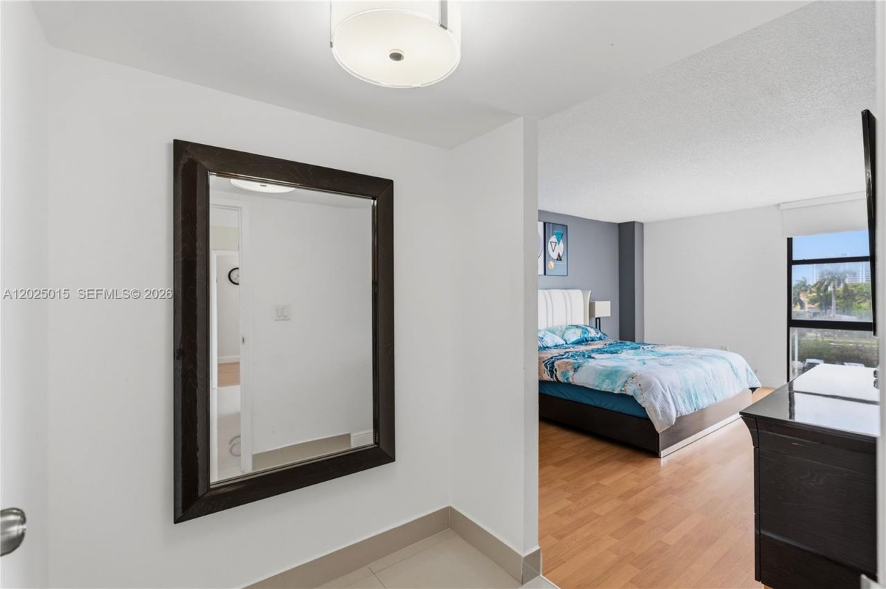 3625 N Country Club Dr, Unit 402, Aventura, FL 33180 Photo