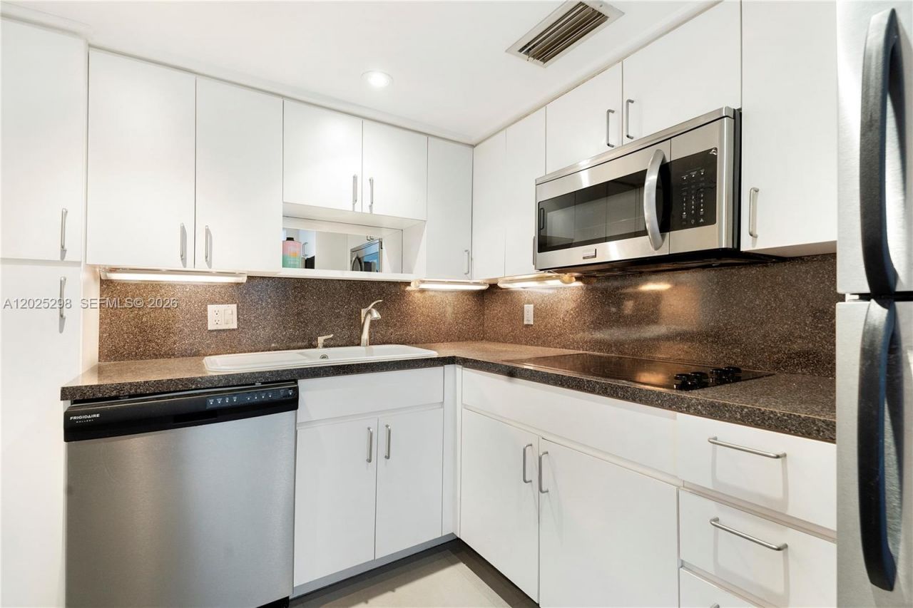 1150 Madruga Ave, Unit A204, Coral Gables, FL 33146 Photo