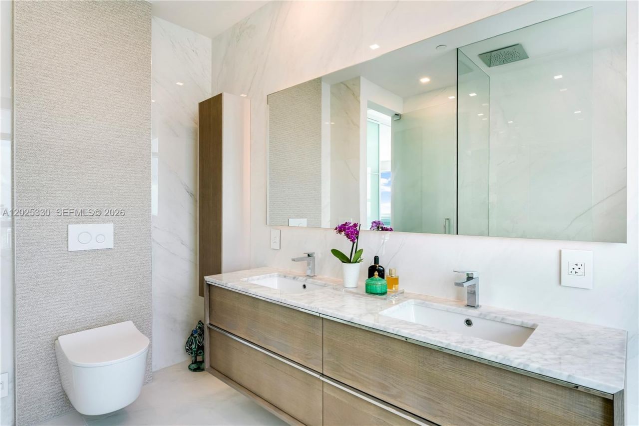 950 Brickell Bay Dr , Unit 5210, Miami, FL 33131 Photo