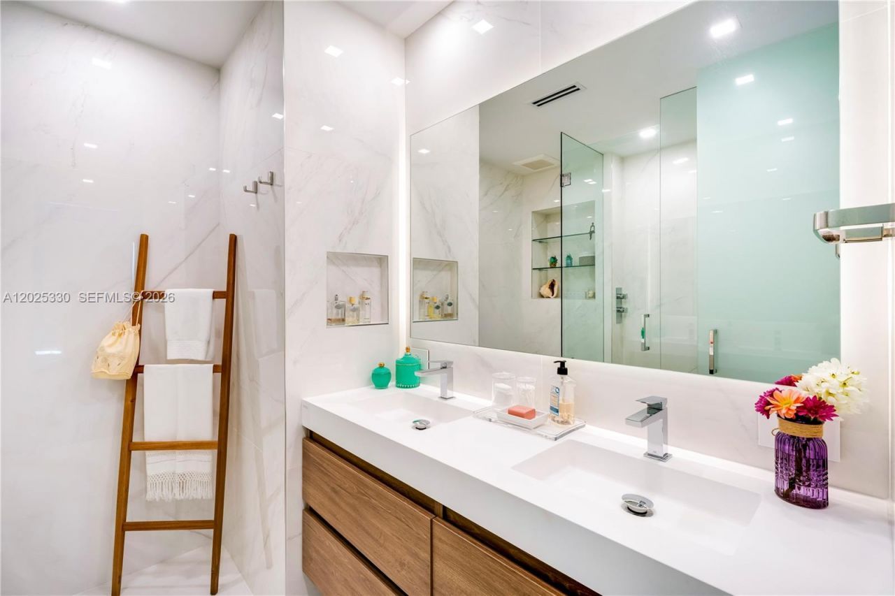 950 Brickell Bay Dr , Unit 5210, Miami, FL 33131 Photo