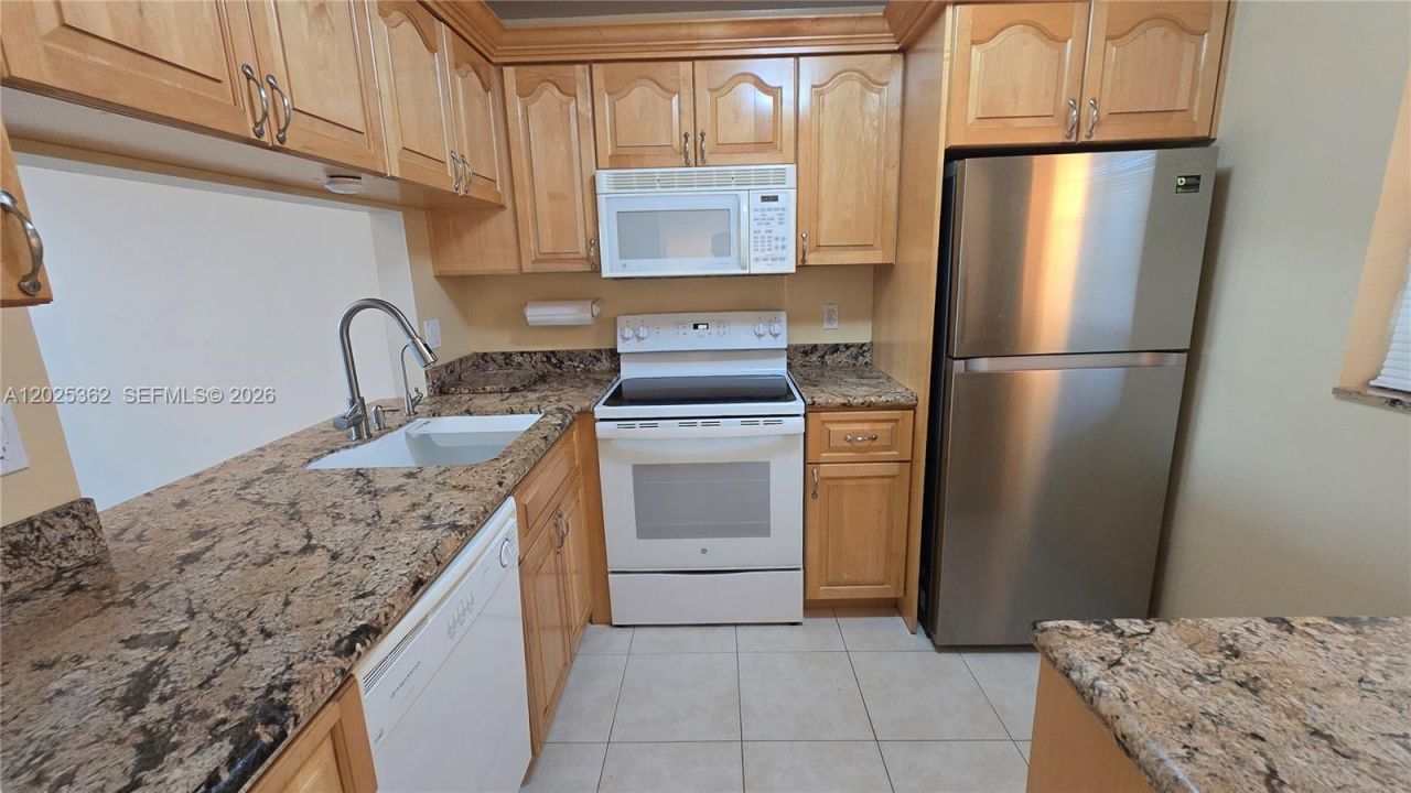 9230 Lagoon Pl, Unit 310, Davie, FL 33324 Photo