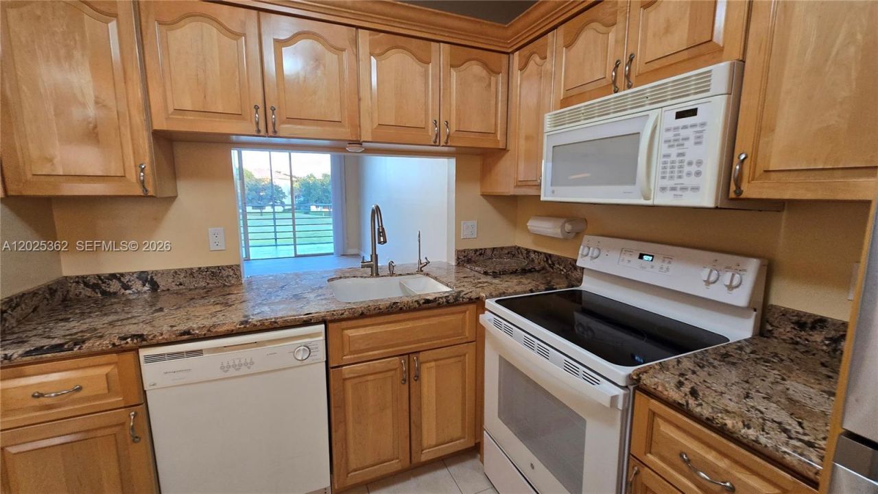 9230 Lagoon Pl, Unit 310, Davie, FL 33324 Photo