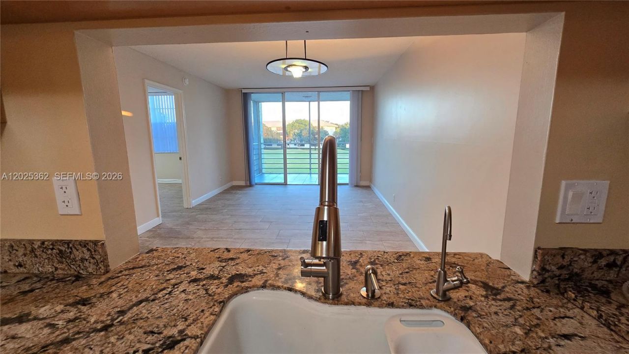 9230 Lagoon Pl, Unit 310, Davie, FL 33324 Photo