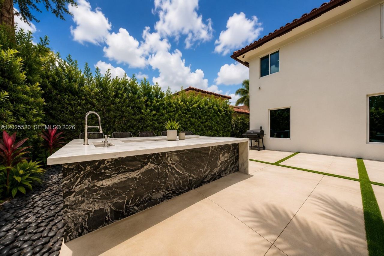 15721 NW 79th Ct, Miami Lakes, FL 33016 Photo