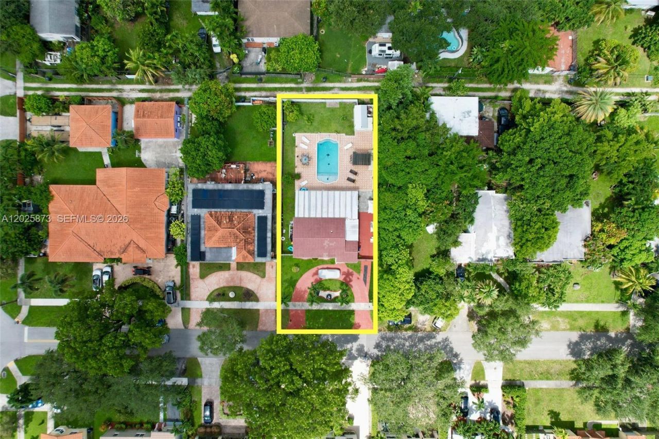 556 La Villa Dr, Miami Springs, FL 33166 Main Photo