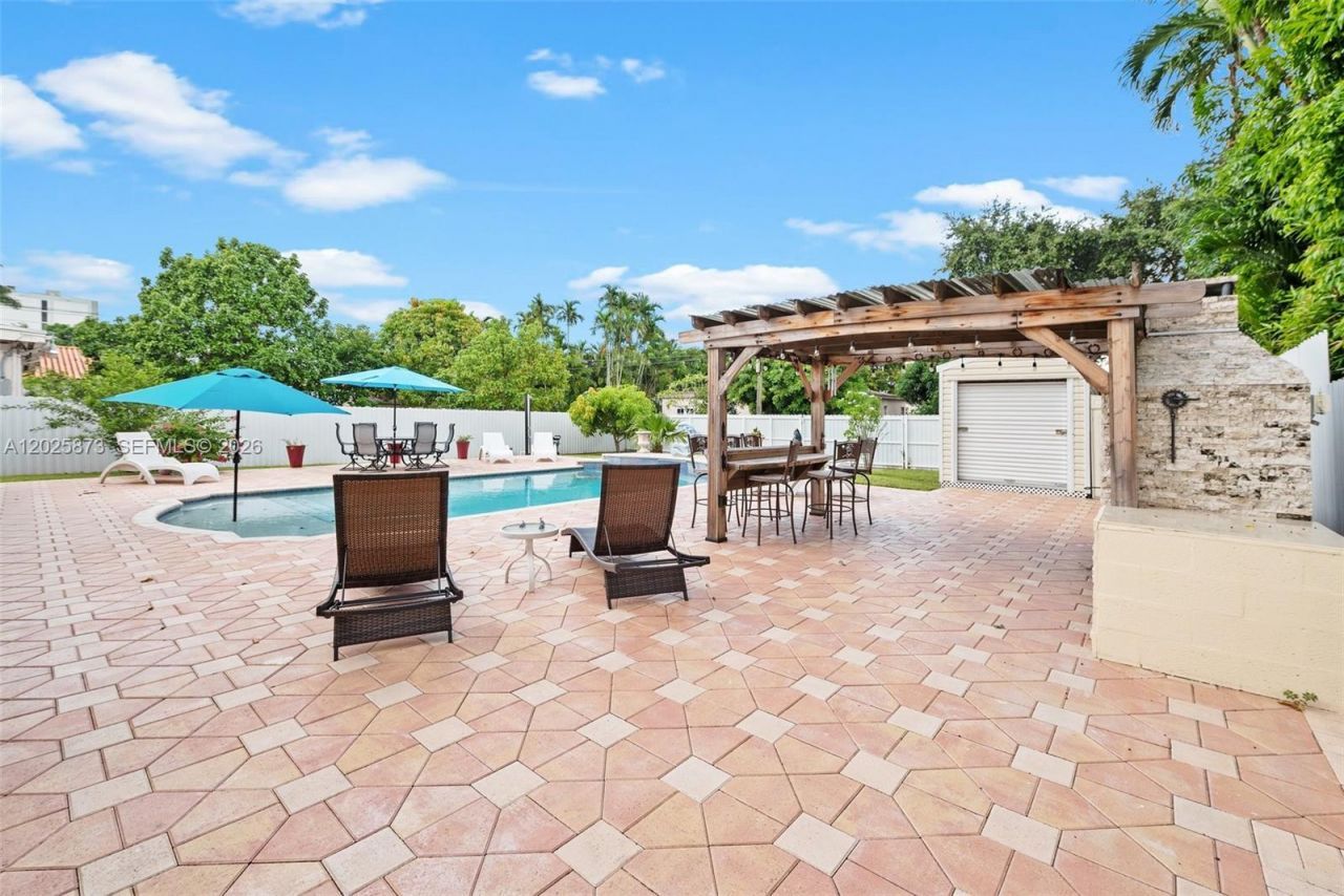 556 La Villa Dr, Miami Springs, FL 33166 Photo