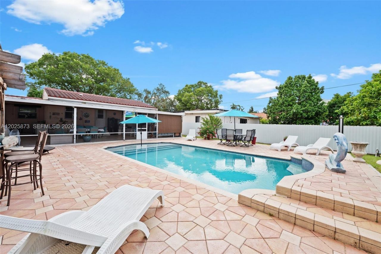 556 La Villa Dr, Miami Springs, FL 33166 Photo