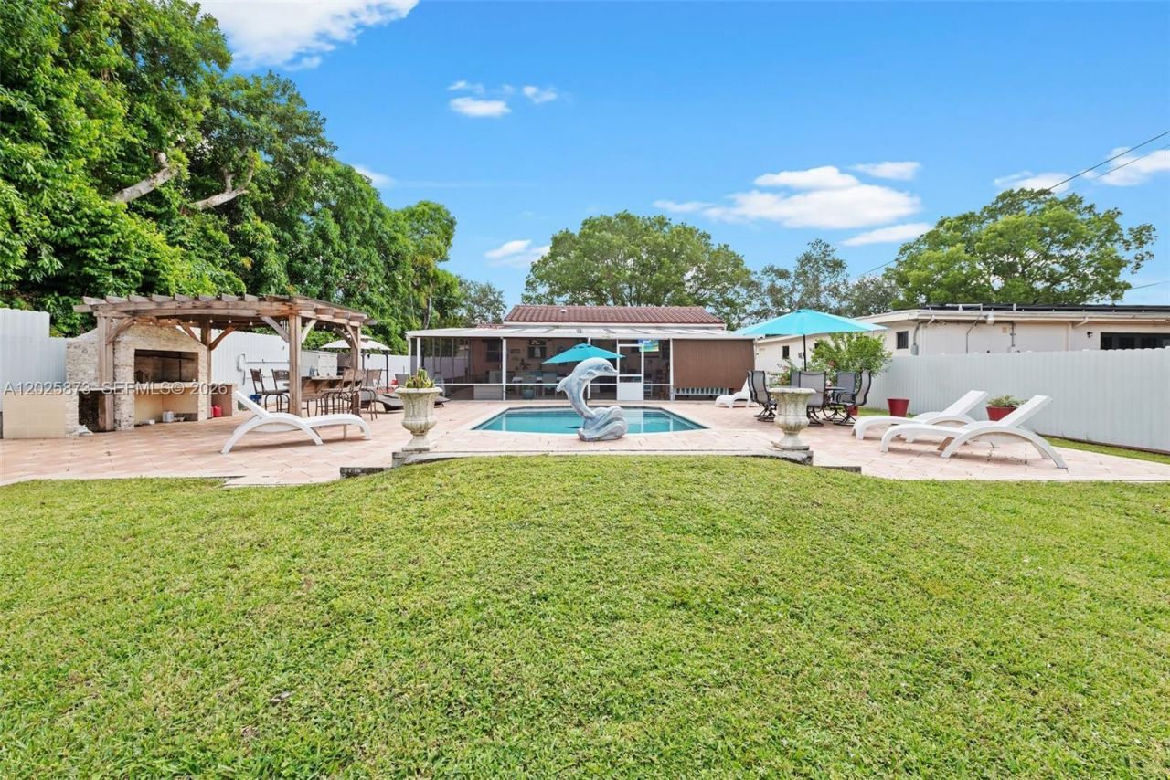 556 La Villa Dr, Miami Springs, FL 33166 Photo