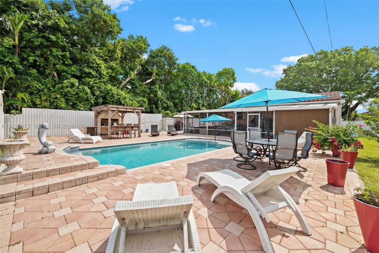 556 La Villa Dr, Miami Springs, FL 33166 Photo