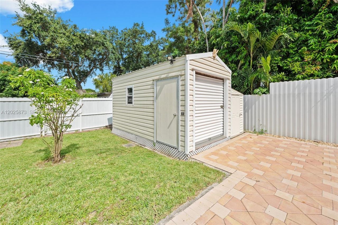 556 La Villa Dr, Miami Springs, FL 33166 Photo