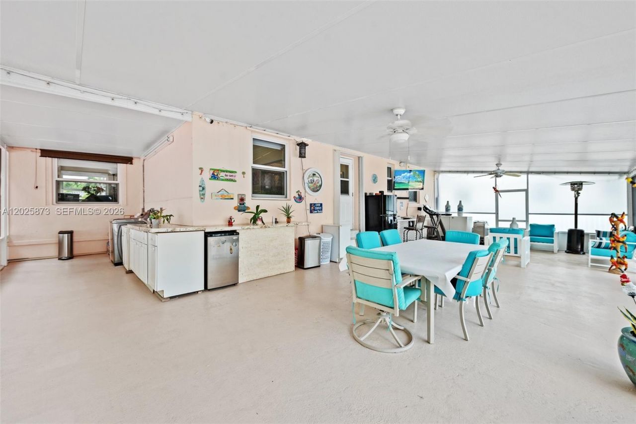 556 La Villa Dr, Miami Springs, FL 33166 Photo