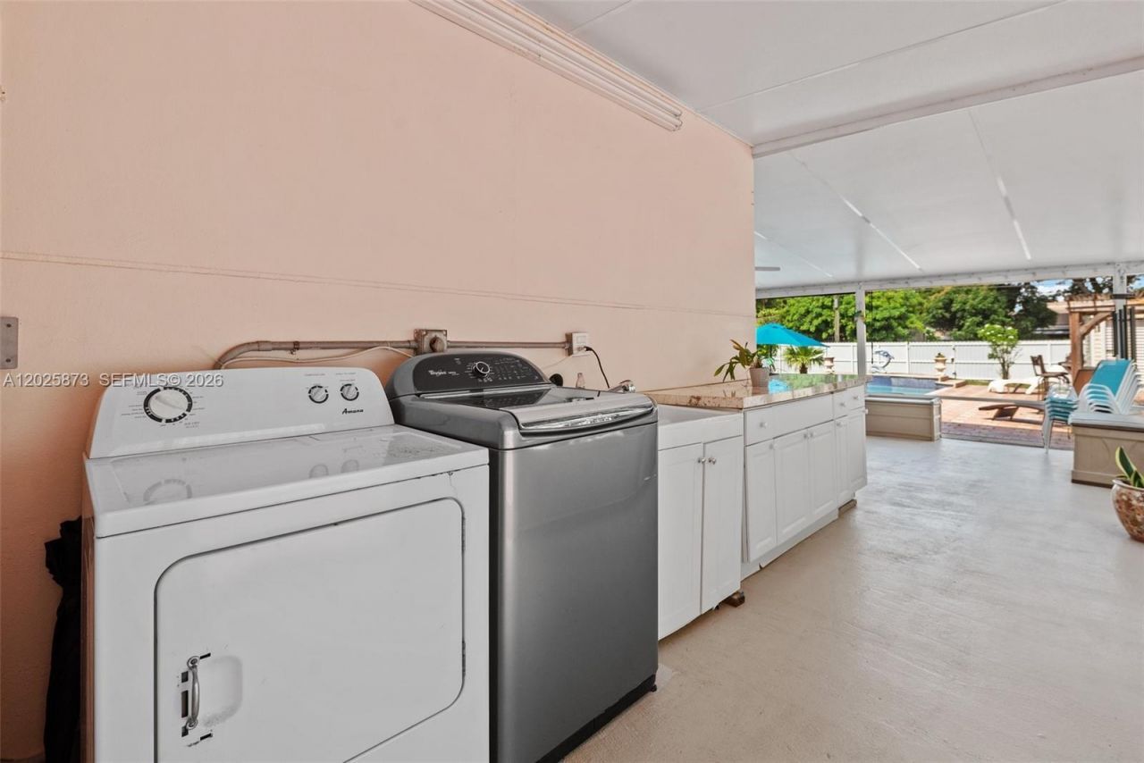 556 La Villa Dr, Miami Springs, FL 33166 Photo