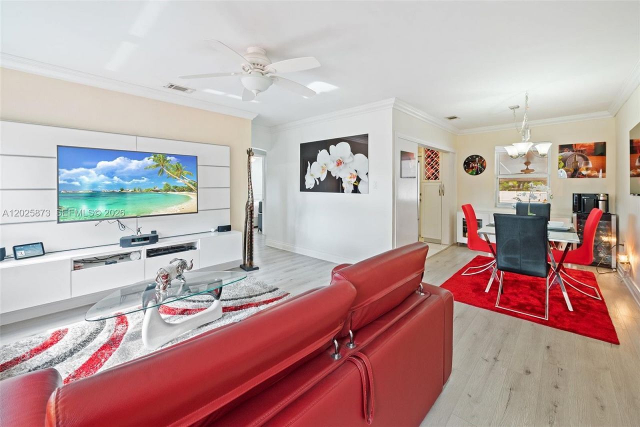 556 La Villa Dr, Miami Springs, FL 33166 Photo