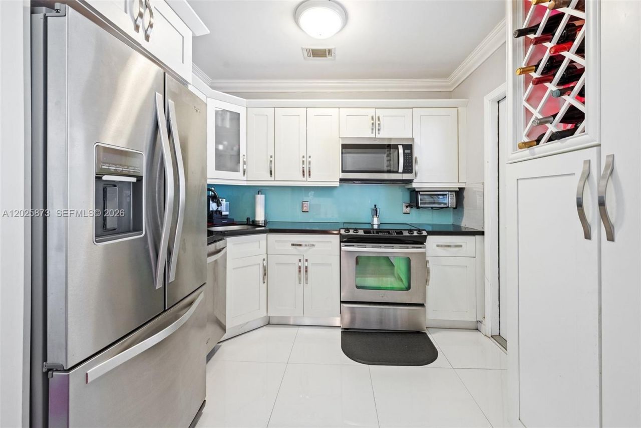 556 La Villa Dr, Miami Springs, FL 33166 Photo